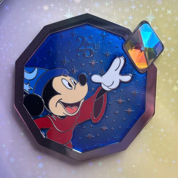 Disney Celebrating 25 Years of Trading Character Spotlight Mickey Pin LE 250 - Picture 1 of 1